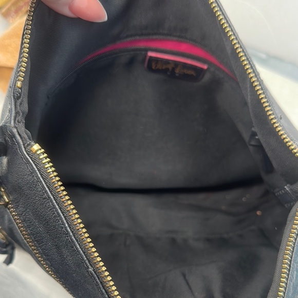 Elliott Lucca Black Leather Crossbody Bag Zipper. - Picture 8 of 12